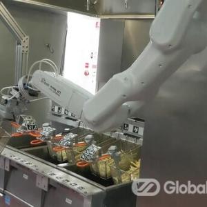 인건비 상승 등 원가 오른데다 조리 인력 태부족으로 로봇의 도움 받아