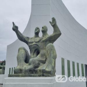 19세 때 한국전쟁 참전용사, 34년간 방한 영국군 전우 묘역 보살펴...한국인 양녀, 고인 추모위해 사비들어 건립