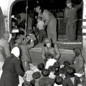 두 미군 장교, 고아 1천명을 제주 이송 계획 세워... 오키나와 발진 수송기 태워 가까스로 새 안식처 수용