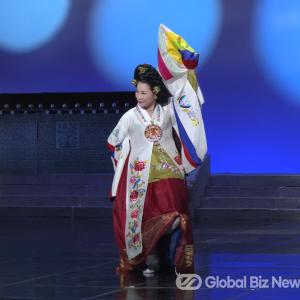 이순림 명인의 발디딤과 구르는 동작, 경쾌한 분위기로 관객의 흥 사로잡아 큰 박수 쏟아져