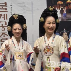 장단 변화에 따라 발 디딤새의 기교가 현란한 춤...고대, 순박한데 현대는 화려한 색상 궁중의상 돋보여