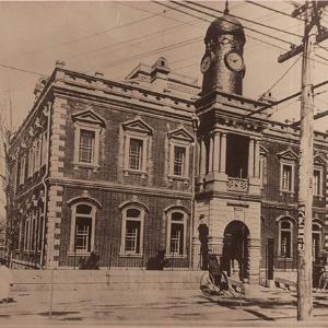 고종, 독자적 전차 건설 계획에 따라 미국사업가 한성전기 설립... 전차고 안에 고객 유치위해 가설무대와 활동사진 설치